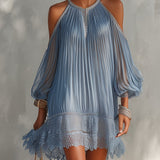 Serapia | Vestido mini azul fruncido con hombros descubiertos y bajo de encaje