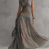 Conjunto: top de encaje gris y falda maxi plisada