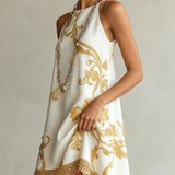 Hersilia | Vestido mini de encaje blanco con motivos dorados
