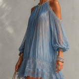 Serapia | Vestido mini azul fruncido con hombros descubiertos y bajo de encaje