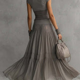 Conjunto: top de encaje gris y falda maxi plisada