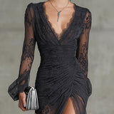 Vestido maxi gris oscuro de encaje con mangas largas y abertura