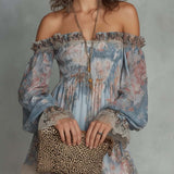 Romelia | Vestido mini de gasa fruncida con hombros descubiertos y flores románticas