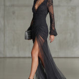 Vestido maxi gris oscuro de encaje con mangas largas y abertura