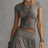 Conjunto: top de encaje gris y falda maxi plisada