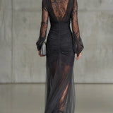 Vestido maxi gris oscuro de encaje con mangas largas y abertura