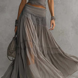 Conjunto: top de encaje gris y falda maxi plisada