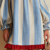 Oralia | Vestido mini de rayas azules y blancas con hombros descubiertos y bajo en contraste