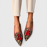 Ildegarda | Mocasín de leopardo con borlas rojas