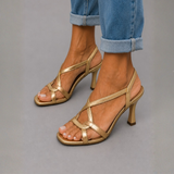 Soledad – Sandalia dorada de encanto veraniego
