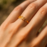 Victoria – Anillo de hojas dorado
