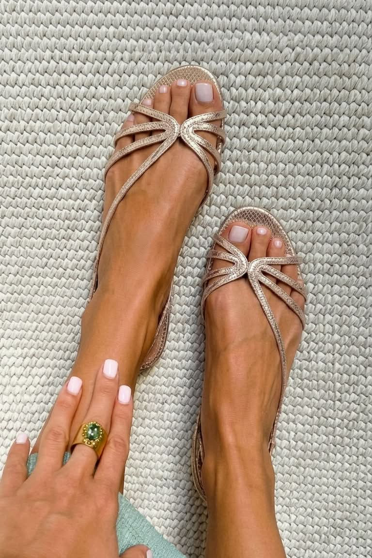 Camila – Sandalia dorada de elegancia veraniega