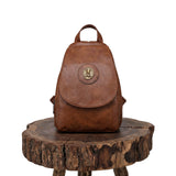 Oria | Mochila con solapa y medallón