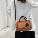 Gardenia | Bolso cilíndrico con flor a mano