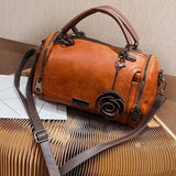 Gardenia | Bolso cilíndrico con flor a mano