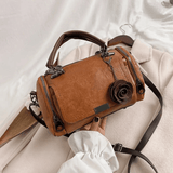 Gardenia | Bolso cilíndrico con flor a mano