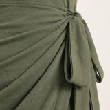 Kira – Vestido midi drapeado con nudo lateral
