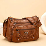 Minerva | Bolso bandolera con broche de corazón