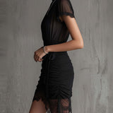 Vestido mini de chifón negro con cintura plisada