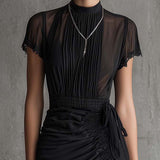 Vestido mini de chifón negro con cintura plisada