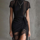 Vestido mini de chifón negro con cintura plisada