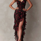 Vestido chic negro y rojo con flores y volantes