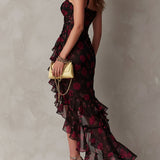 Vestido chic negro y rojo con flores y volantes