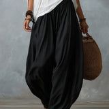 Conjunto con top blanco de hombros descubiertos y pantalones anchos