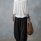 Conjunto con top blanco de hombros descubiertos y pantalones anchos
