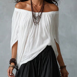 Conjunto con top blanco de hombros descubiertos y pantalones anchos