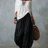 Conjunto con top blanco de hombros descubiertos y pantalones anchos