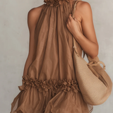 Betina | Vestido mini sin mangas de gasa marrón con cuello halter y volantes