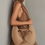 Betina | Vestido mini sin mangas de gasa marrón con cuello halter y volantes