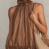 Betina | Vestido mini sin mangas de gasa marrón con cuello halter y volantes
