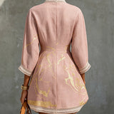 Ninfa | Vestido mini de encaje de ganchillo rosa con motivos dorados y escote en V