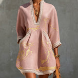 Ninfa | Vestido mini de encaje de ganchillo rosa con motivos dorados y escote en V