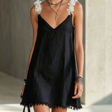 Nunila | Vestido mini negro con escote en V y tirantes florales