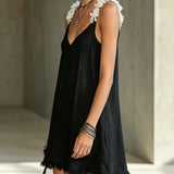 Nunila | Vestido mini negro con escote en V y tirantes florales