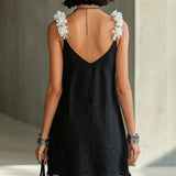 Nunila | Vestido mini negro con escote en V y tirantes florales