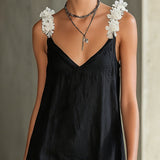 Nunila | Vestido mini negro con escote en V y tirantes florales