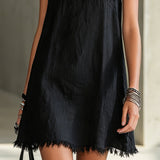 Nunila | Vestido mini negro con escote en V y tirantes florales