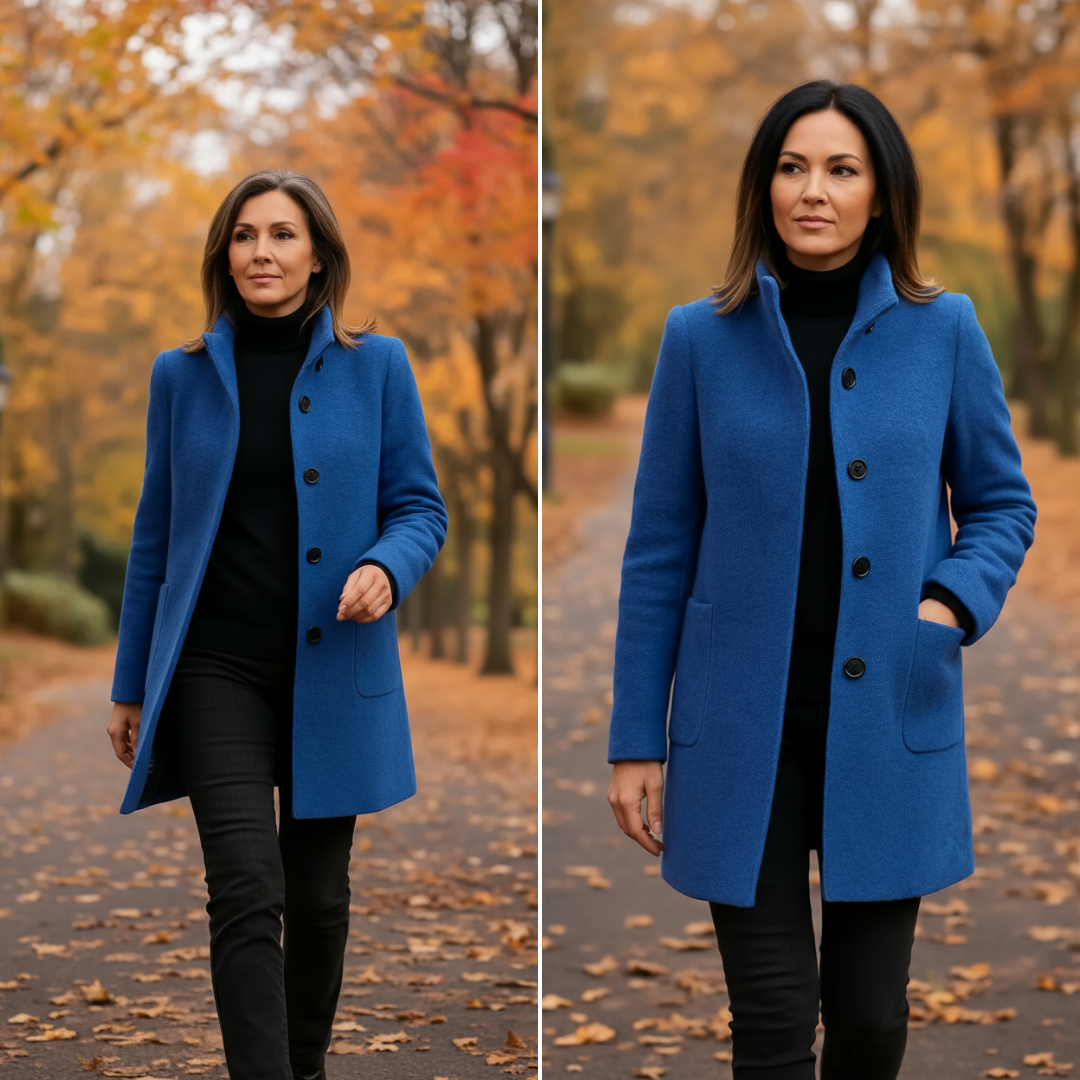 Abrigo Bárbara azul de cuello alto paseando por un parque en otoño
