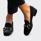 Hermelinda | Mocasín negro con hebilla plateada