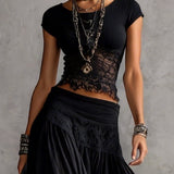 Conjunto con top de encaje negro transparente y falda maxi plisada