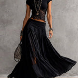 Conjunto con top de encaje negro transparente y falda maxi plisada